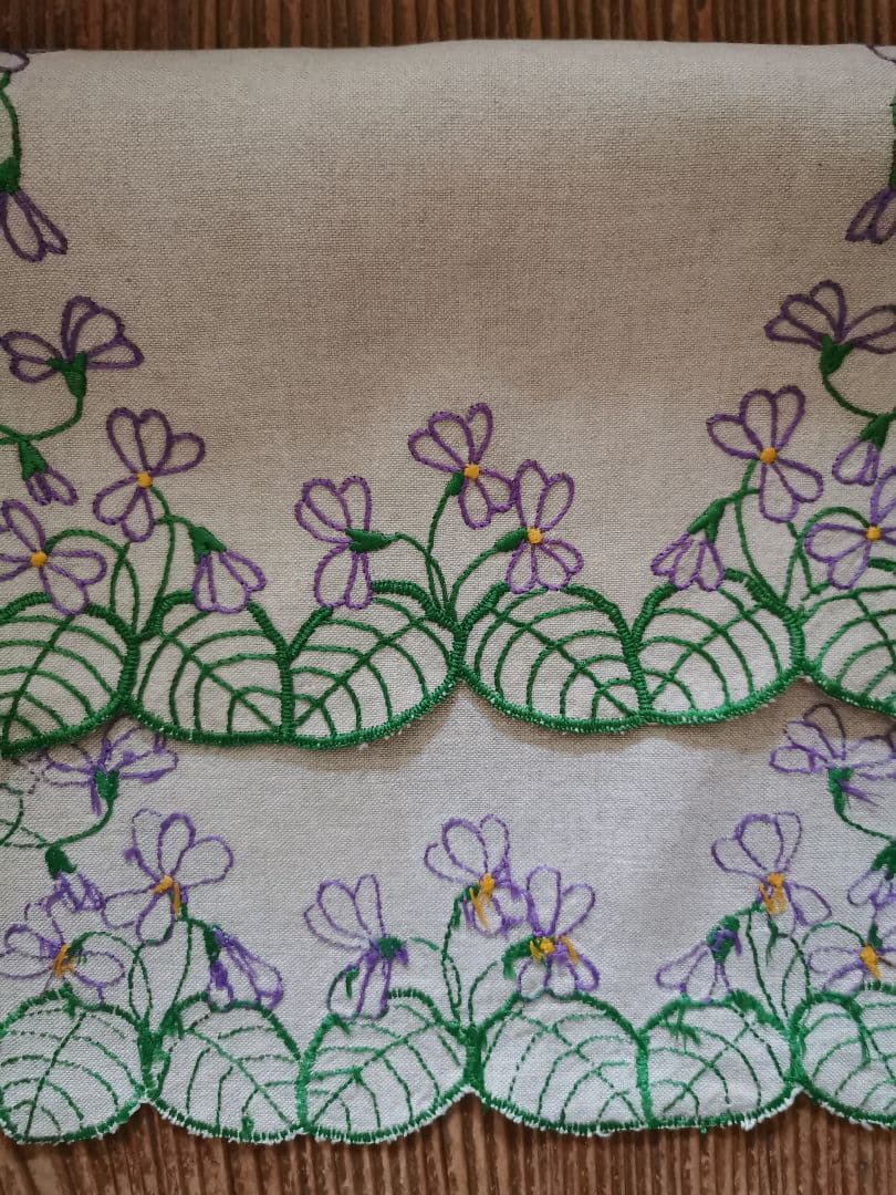 アンティーク/ヴィンテージ フランス 菫の葉と花のカットワーク刺繍 リネンクロス