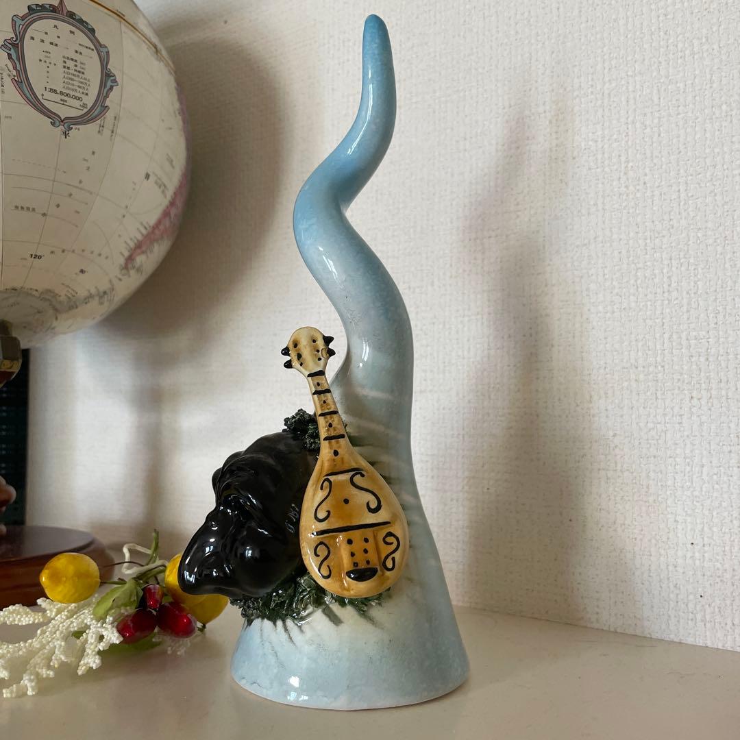 青と黒の楽器装飾陶器