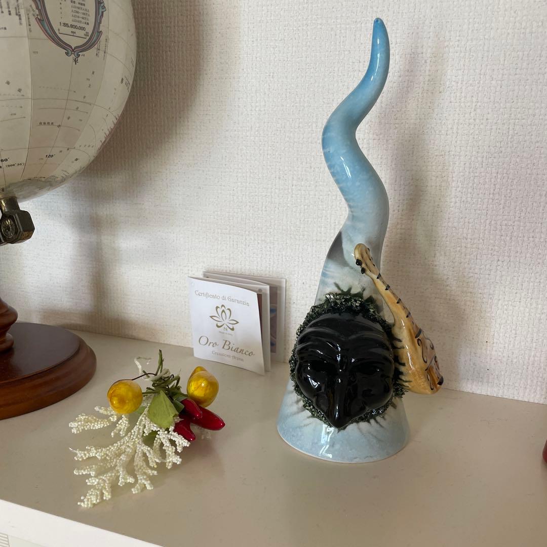 青と黒の楽器装飾陶器