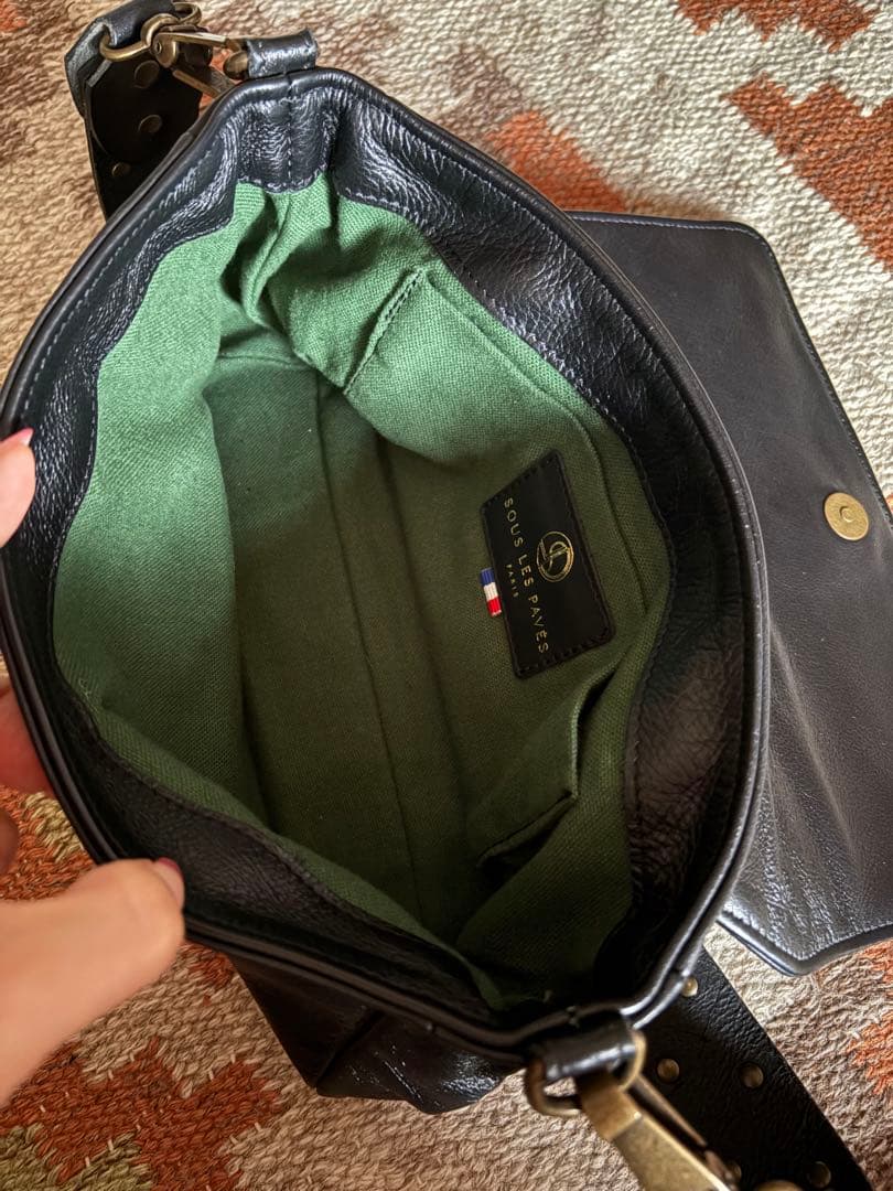 SOUS LES PAVÉS ブラックショルダーバッグ　フランス　カエル