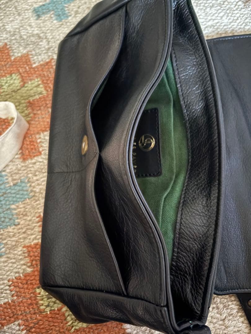 SOUS LES PAVÉS ブラックショルダーバッグ　フランス　カエル