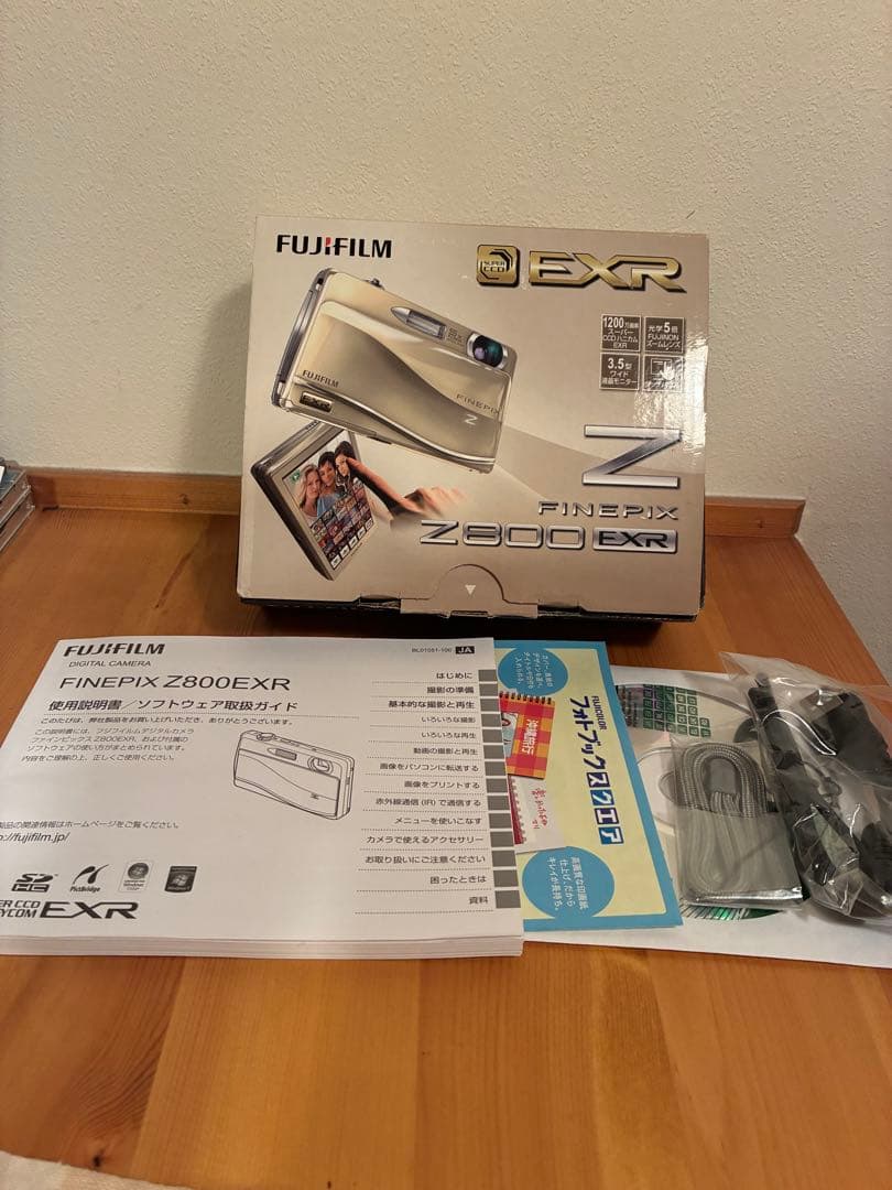 FUJIFILM ファインピクス Z800EXR デジカメ