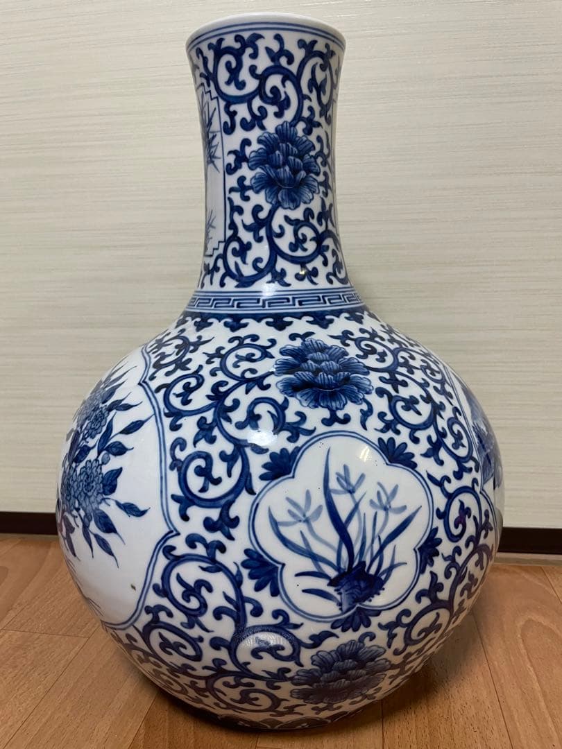 中国大清雍正年製 梅兰竹菊天球瓶