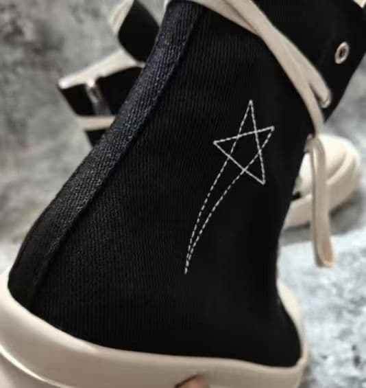 ハイカットスニーカー 黒 ジッパー付き