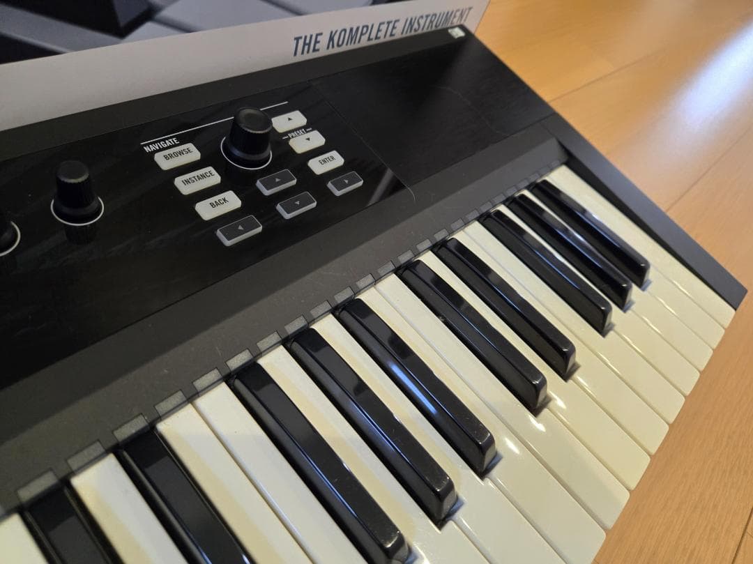 KOMPLETE KONTROL S49 本体