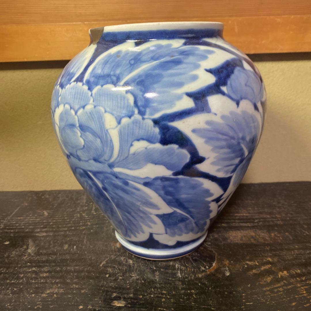 古伊万里　白抜き牡丹文壺