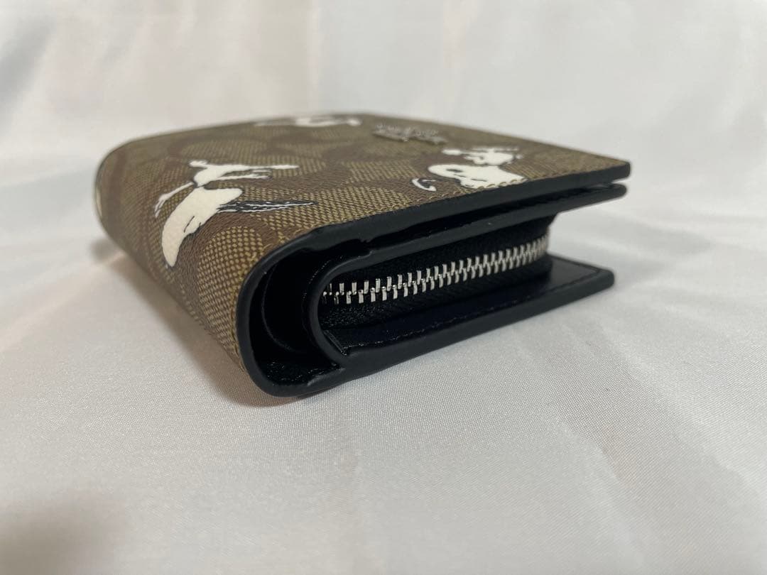 ☆新品未使用品☆ COACH　二つ折り財布　Cチャーム　 スヌーピー