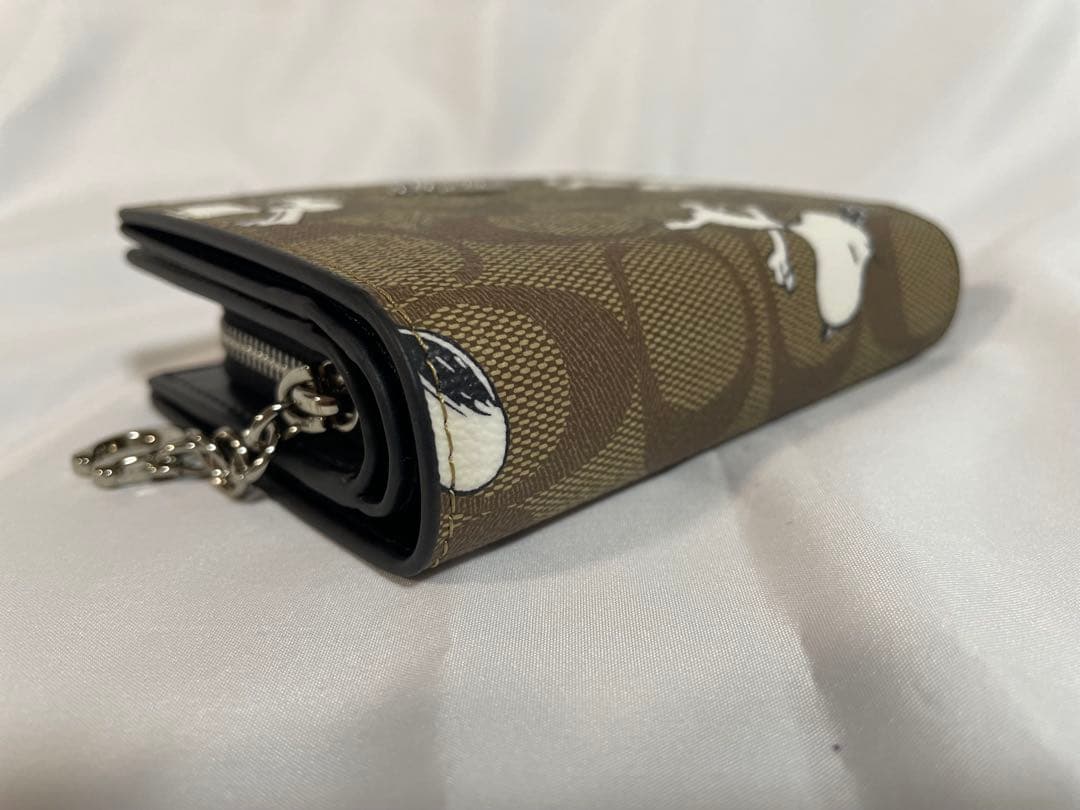☆新品未使用品☆ COACH　二つ折り財布　Cチャーム　 スヌーピー