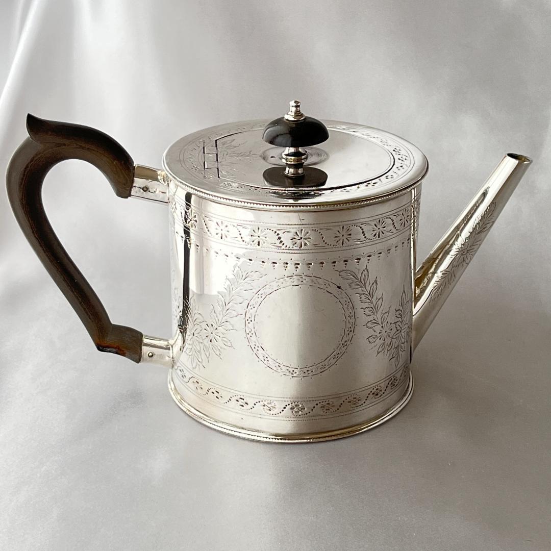 【英国】 エドワーディアン ティーポット 【シルバープレート】