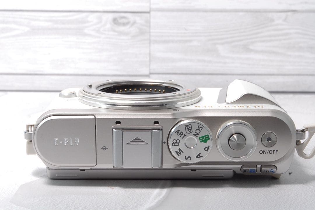 Lucyさま　オリンパス　PEN E-PL9 14-42mm EZ