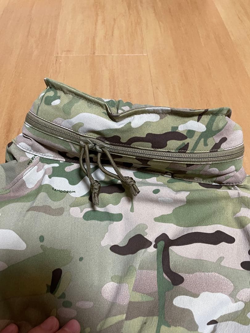 迷彩ジャケット フルジップ ハイネック