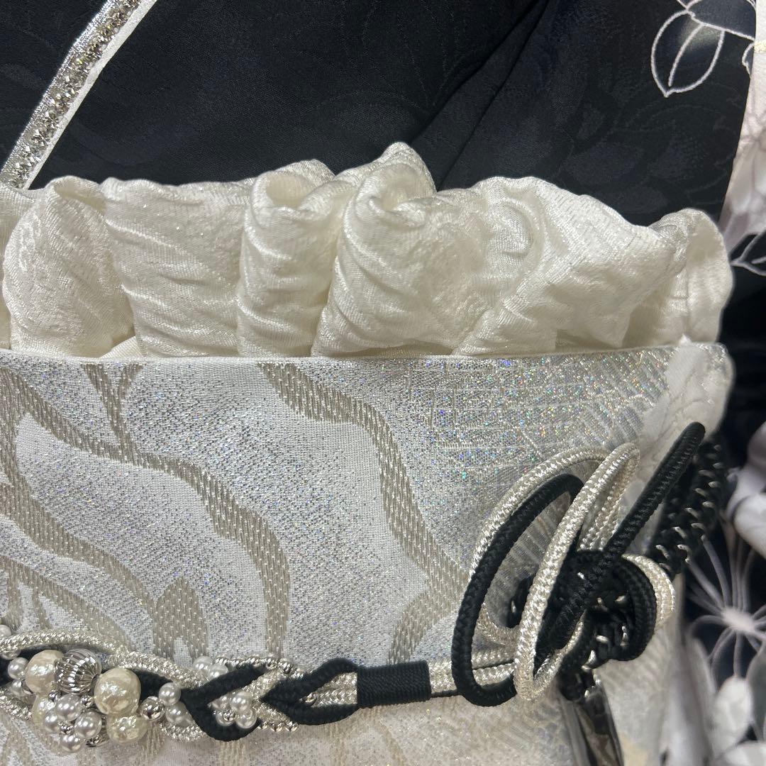 黒地のモノトーン薔薇と乱菊のシックな振袖フルセット