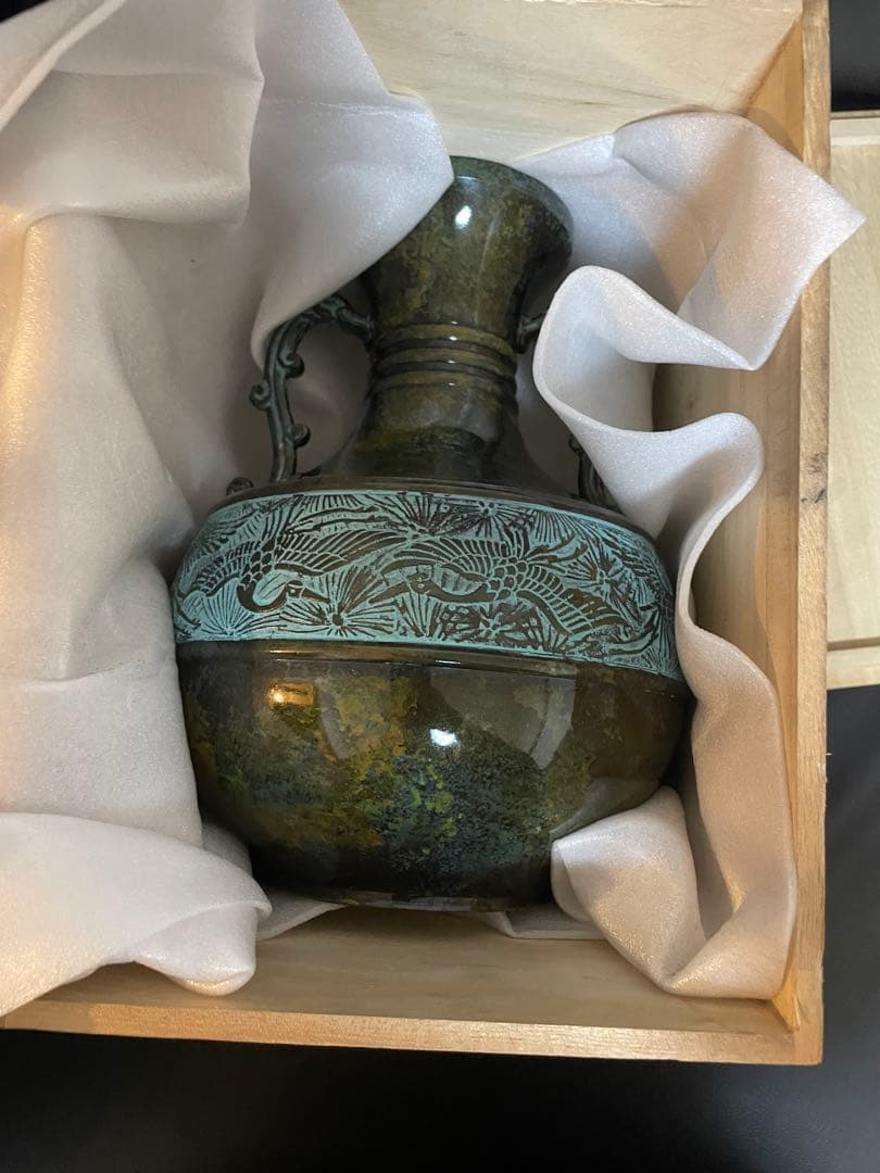 青銅製持ち手付き花瓶