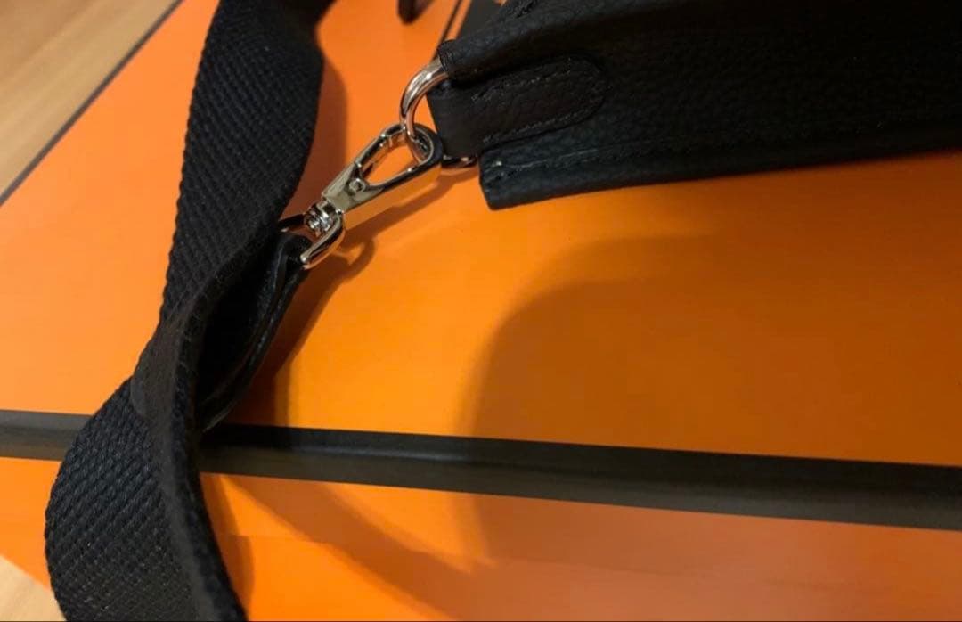 新品未使用 ショルダーバッグ Hパンチング 高級革 ブラック