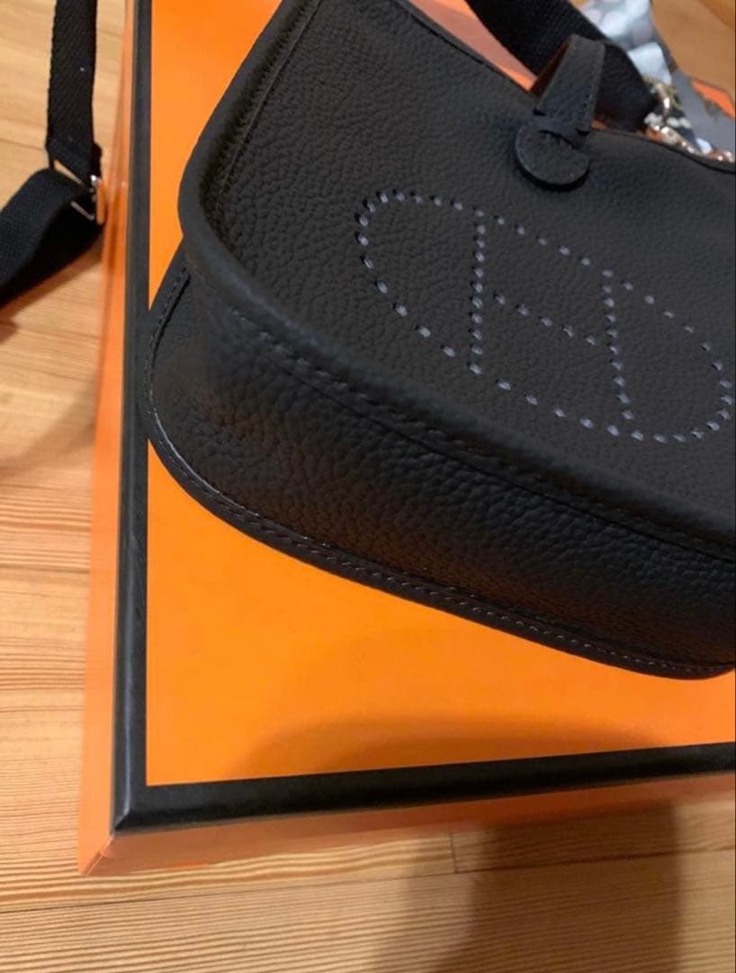 新品未使用 ショルダーバッグ Hパンチング 高級革 ブラック