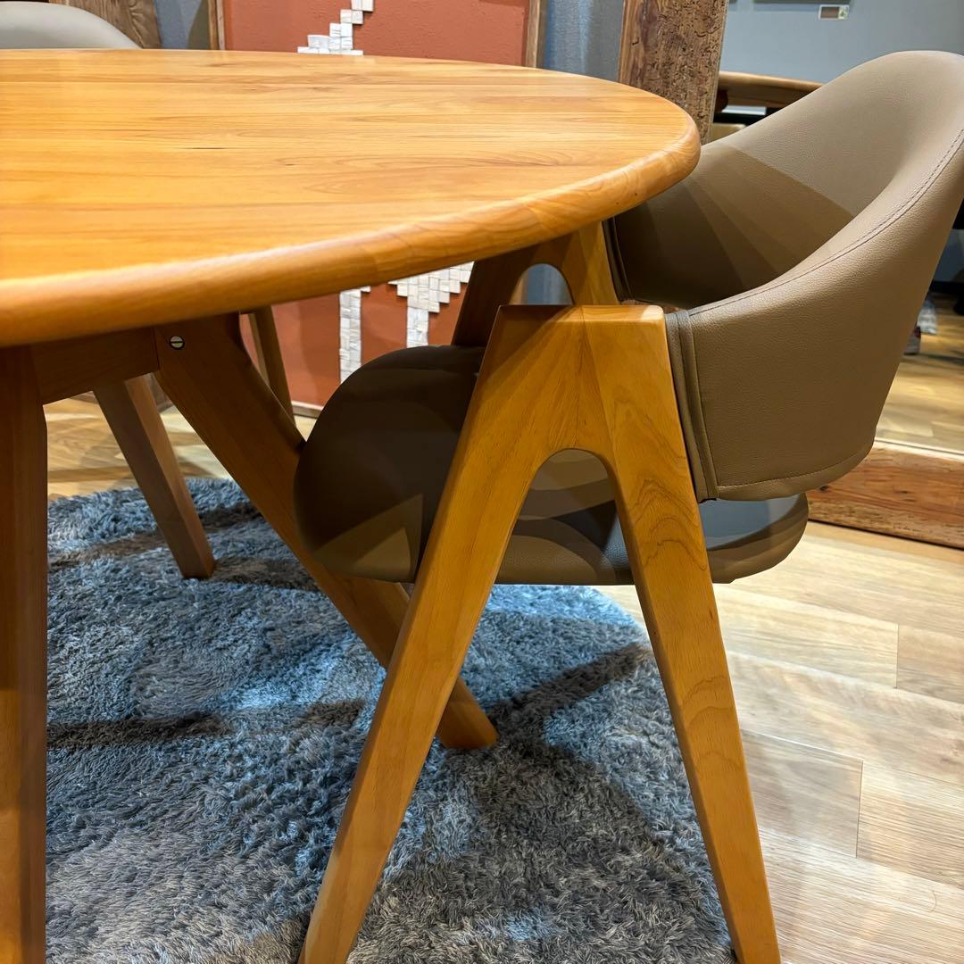 白い猫　ダイニングテーブル　110㎝　円形　アルダー　無垢　北欧　可愛い