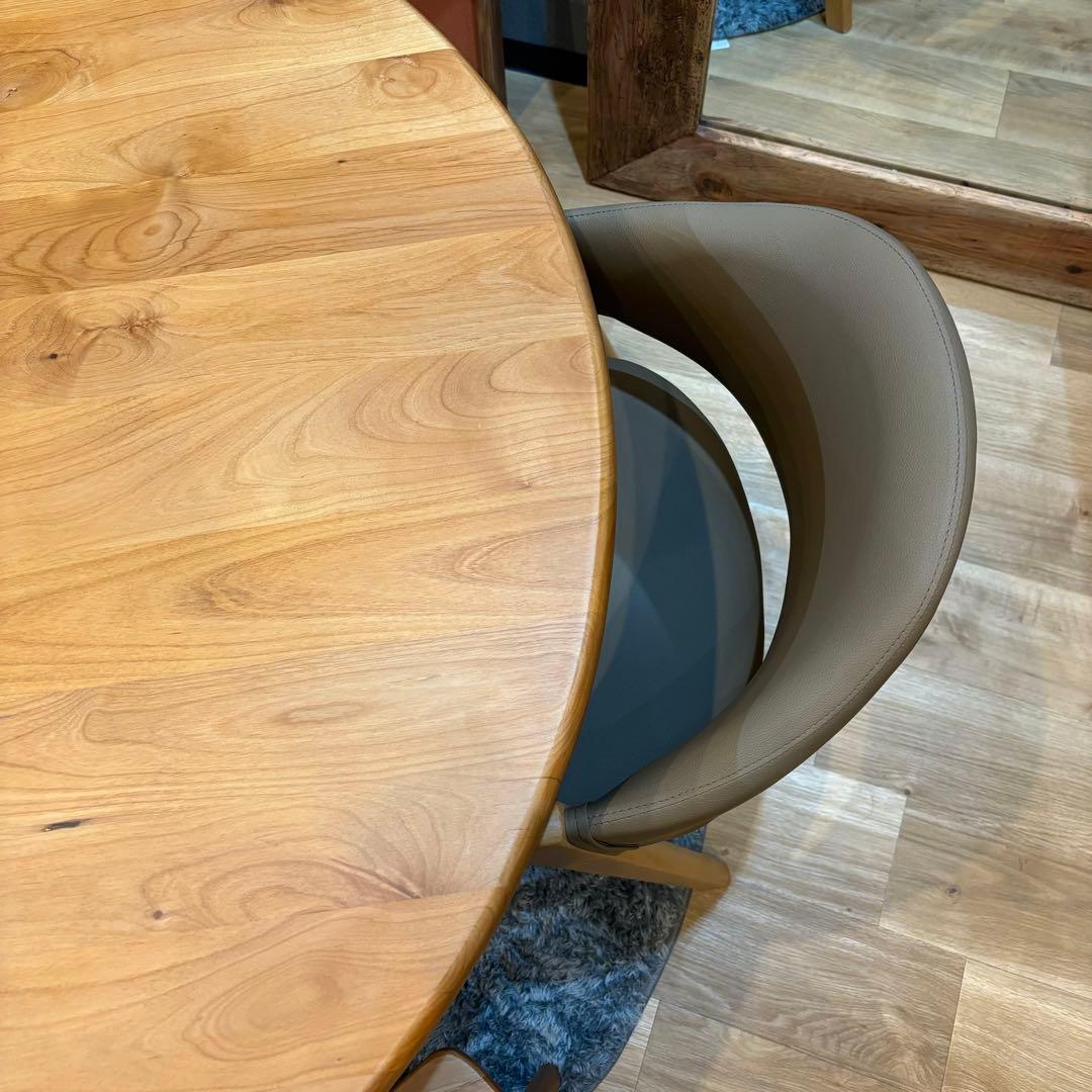 白い猫　ダイニングテーブル　110㎝　円形　アルダー　無垢　北欧　可愛い