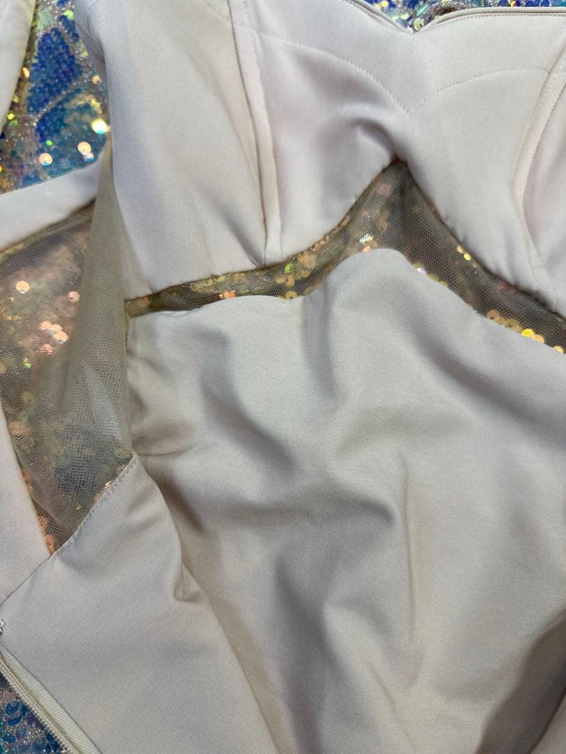 スパンコール装飾の青紫色ドレス