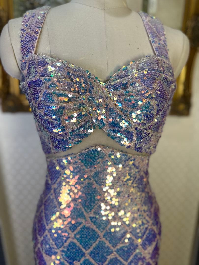 スパンコール装飾の青紫色ドレス