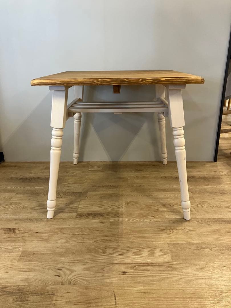 フレンチカントリー　パイン無垢材　正方形ダイニングテーブル　展示品