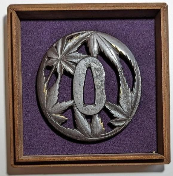 刀装具 透かし彫り鍔　江戸時代　銘 江府住 辰直