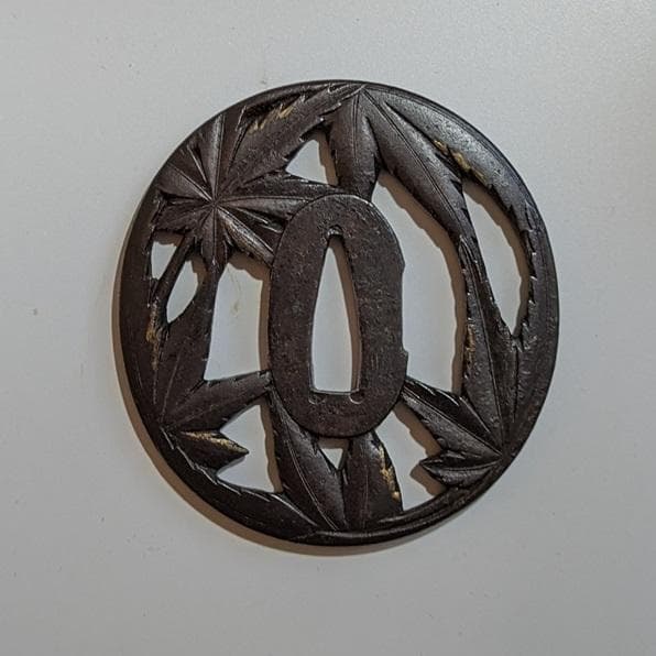 刀装具 透かし彫り鍔　江戸時代　銘 江府住 辰直