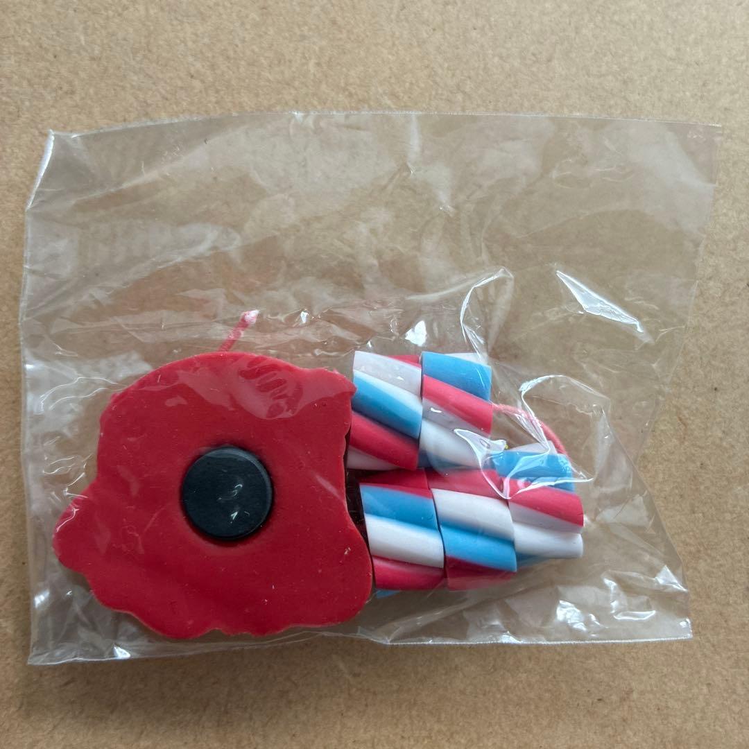 赤いキャラクター形状ストラップ付　消しゴム