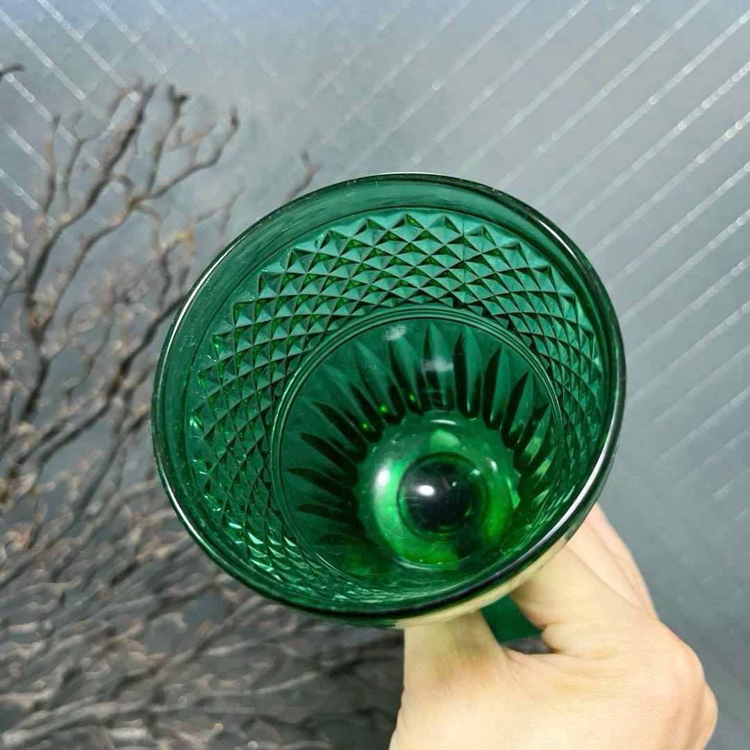 骨董　時代ガラス　上品プレス　ビリジアングリーン　ゴブレット　ワイングラス １客