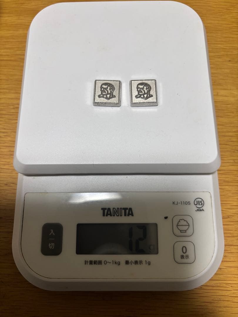 純銀のメダルと純銀の彫物