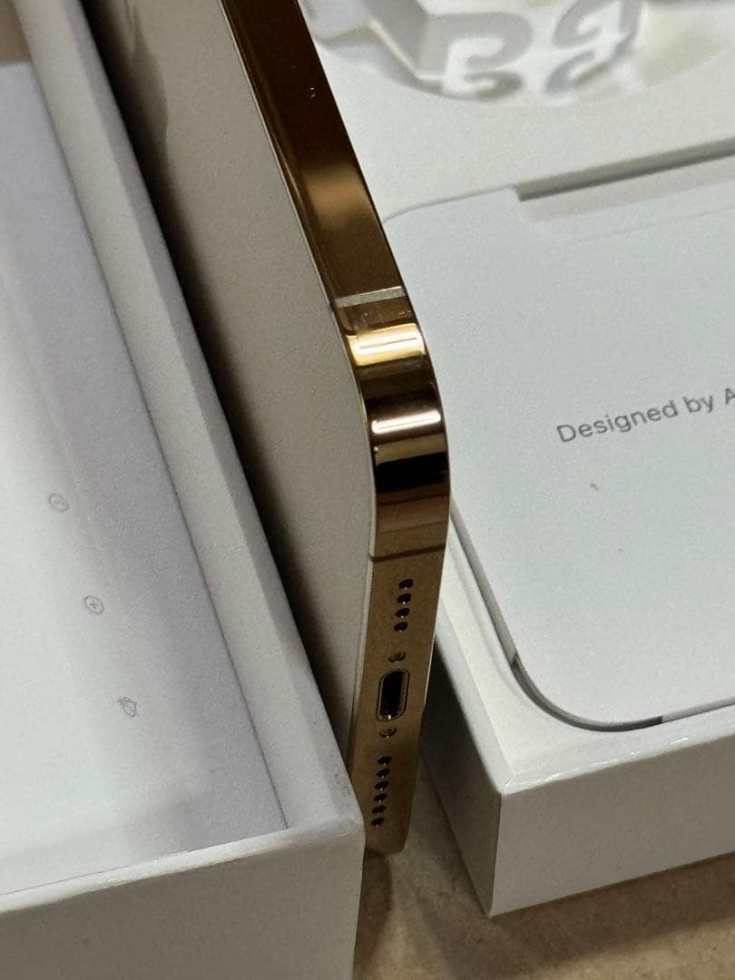 hugs！iPhone 12 pro max 純正バッテリー新品！