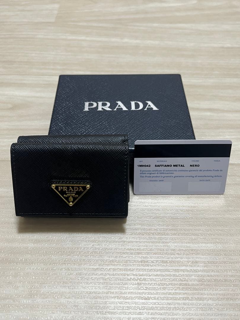 未使用品 プラダ 三つ折りコンパクトウォレット 1MH042