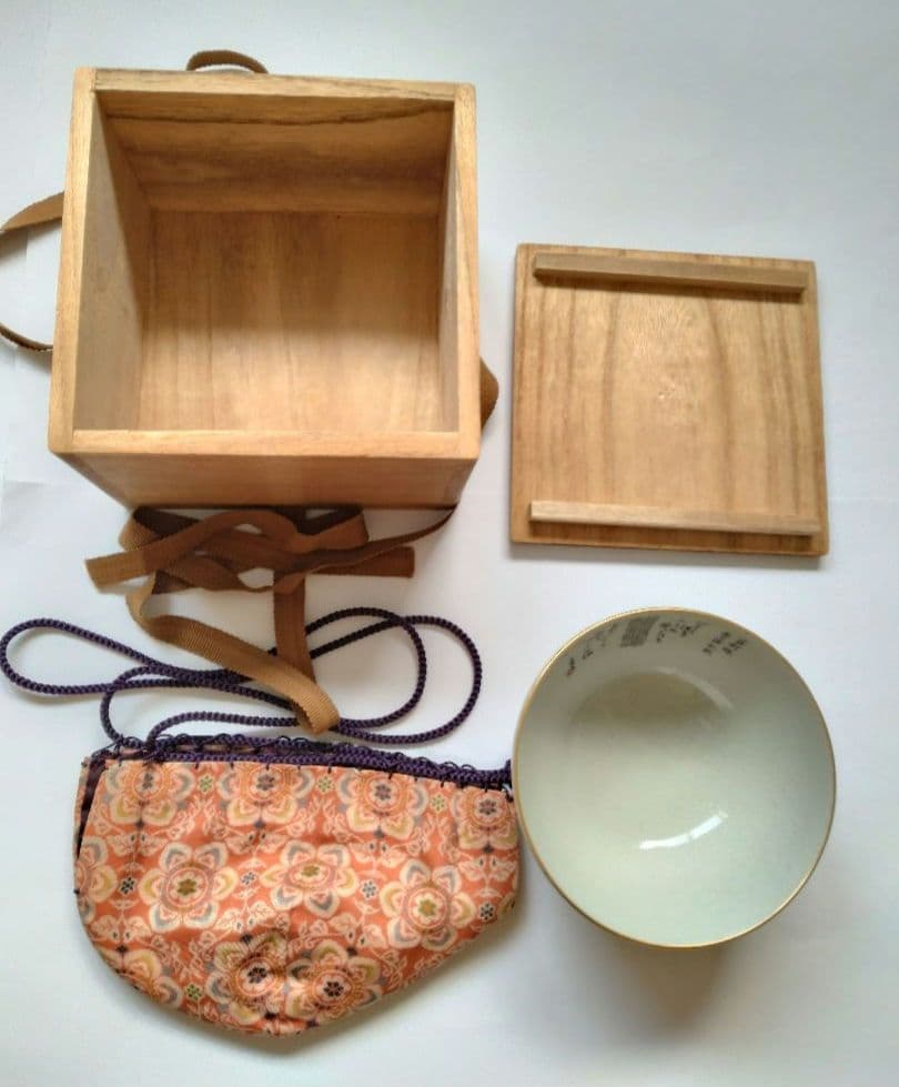 九谷焼茶碗　岳陽造　細字 利休 茶の湯和歌 金陽書　抹茶碗 豪華金彩花籠草花文様