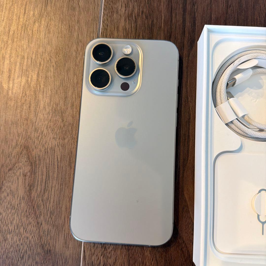 値下げ　美品　Apple iPhone 15 pro シルバー　本体