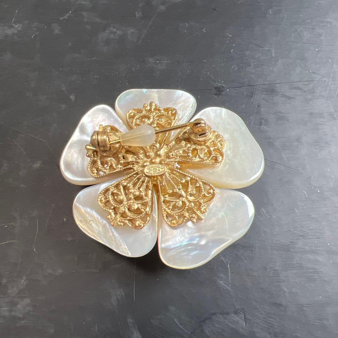 CHANEL ブローチ単品　白蝶貝花型ブローチ