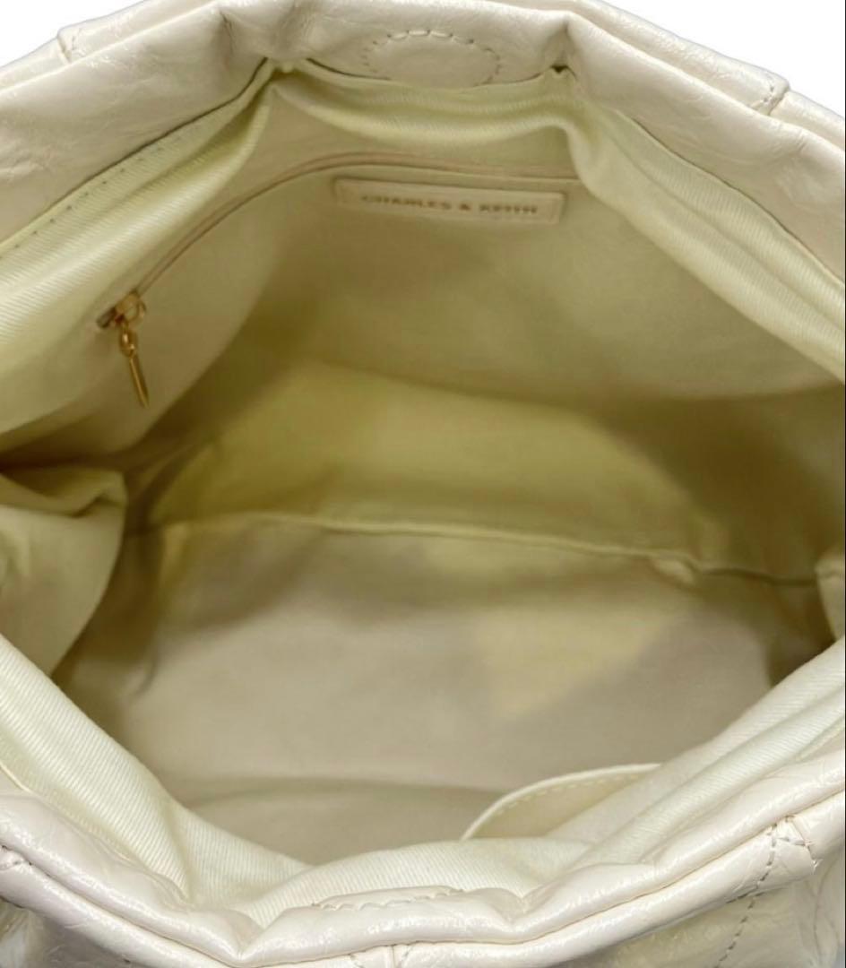 CHARLES & KEITHブレードチェーンハンドルホーボーバッグ クリーム