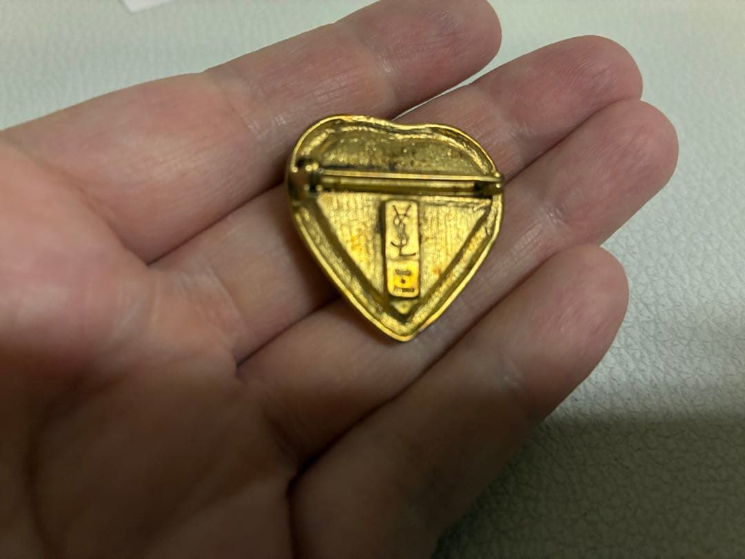 a*e様 イブサンローラン　ハート型 赤色 ブローチ