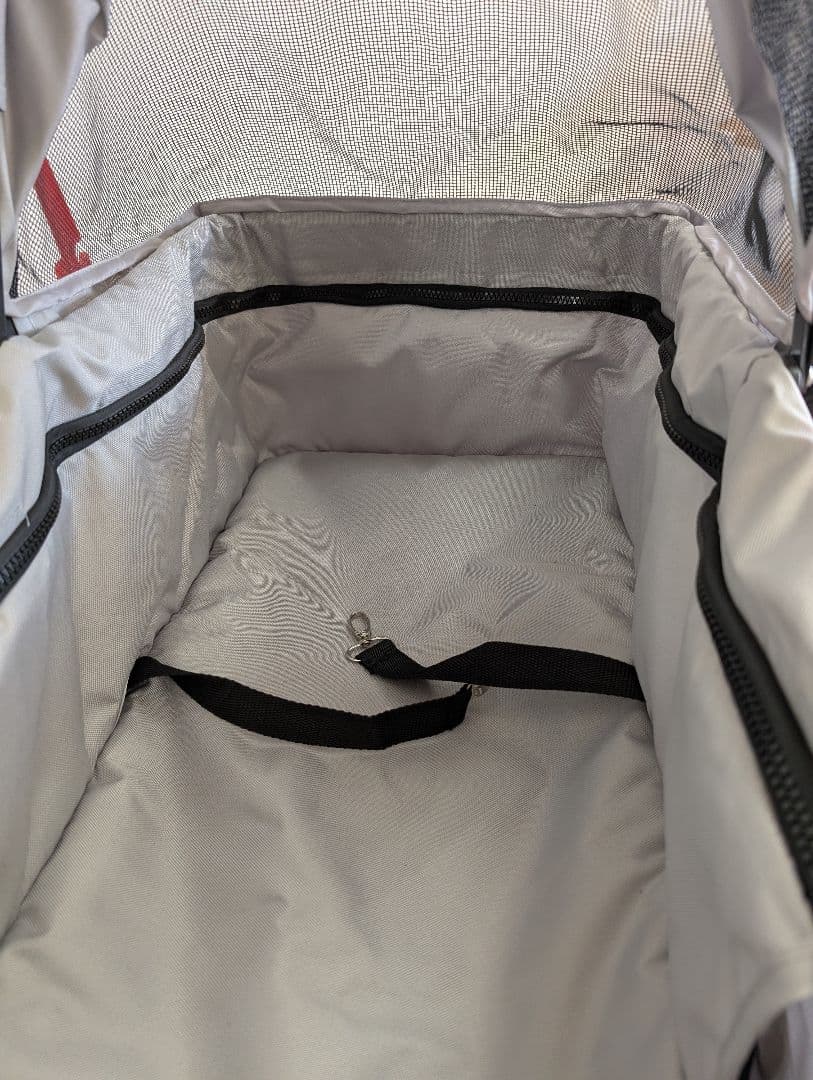 グレーのペットカート