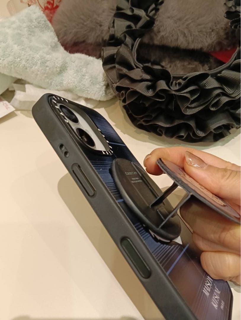 iPhone17限定ver. メゾンキツネCASETiFYのケース(グリップ付き