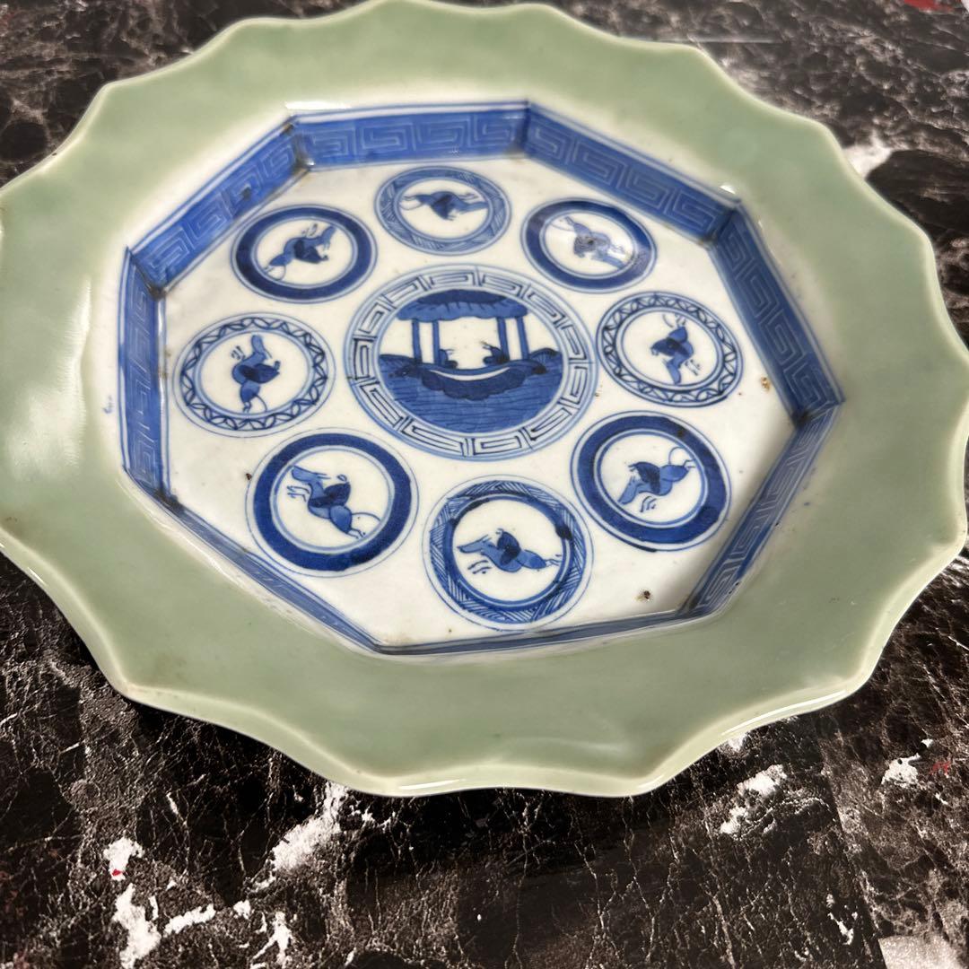 古伊万里、染め付け、青磁輪花、丸紋、人物相対図。中皿。