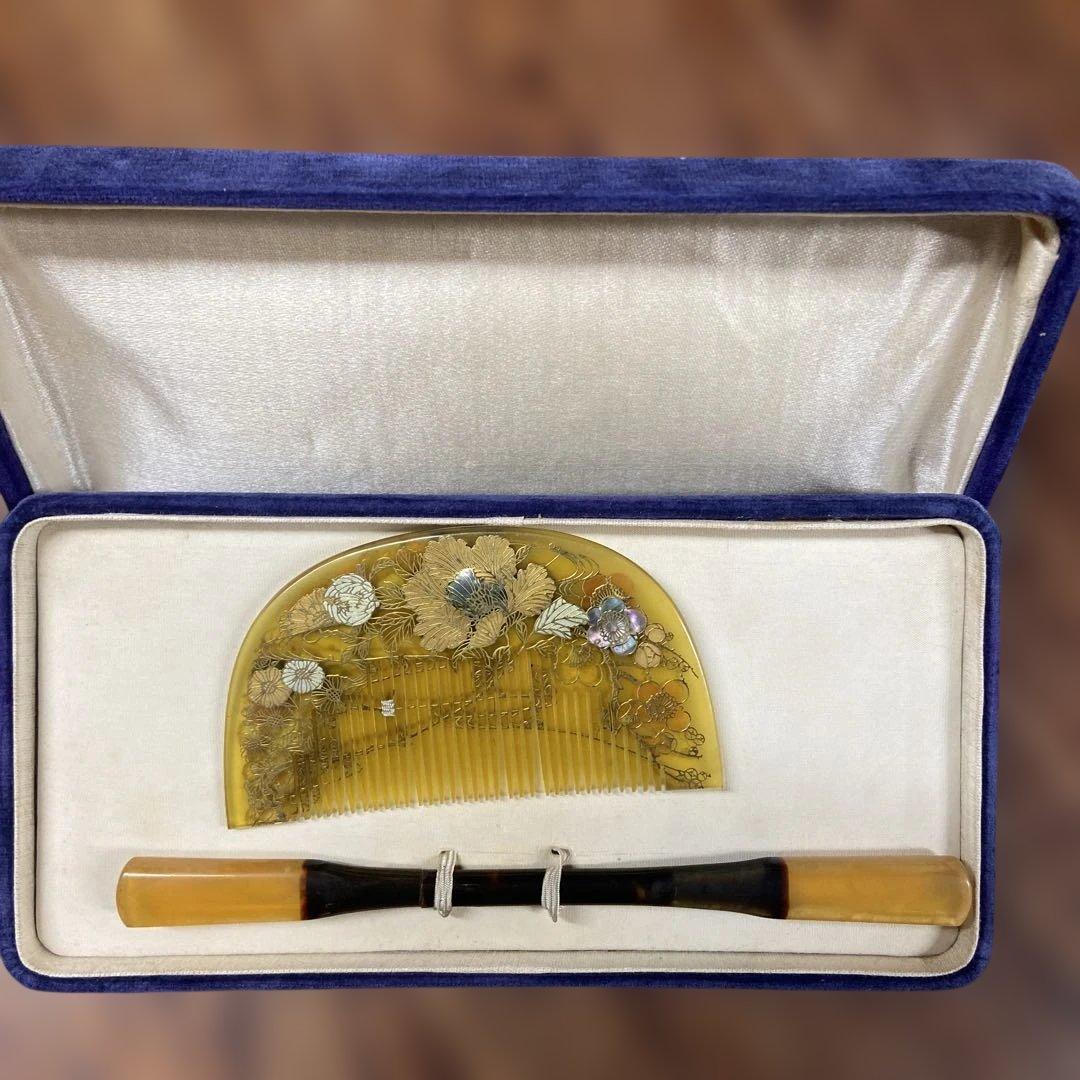 ベッコウ花柄装飾の琥珀色櫛セット