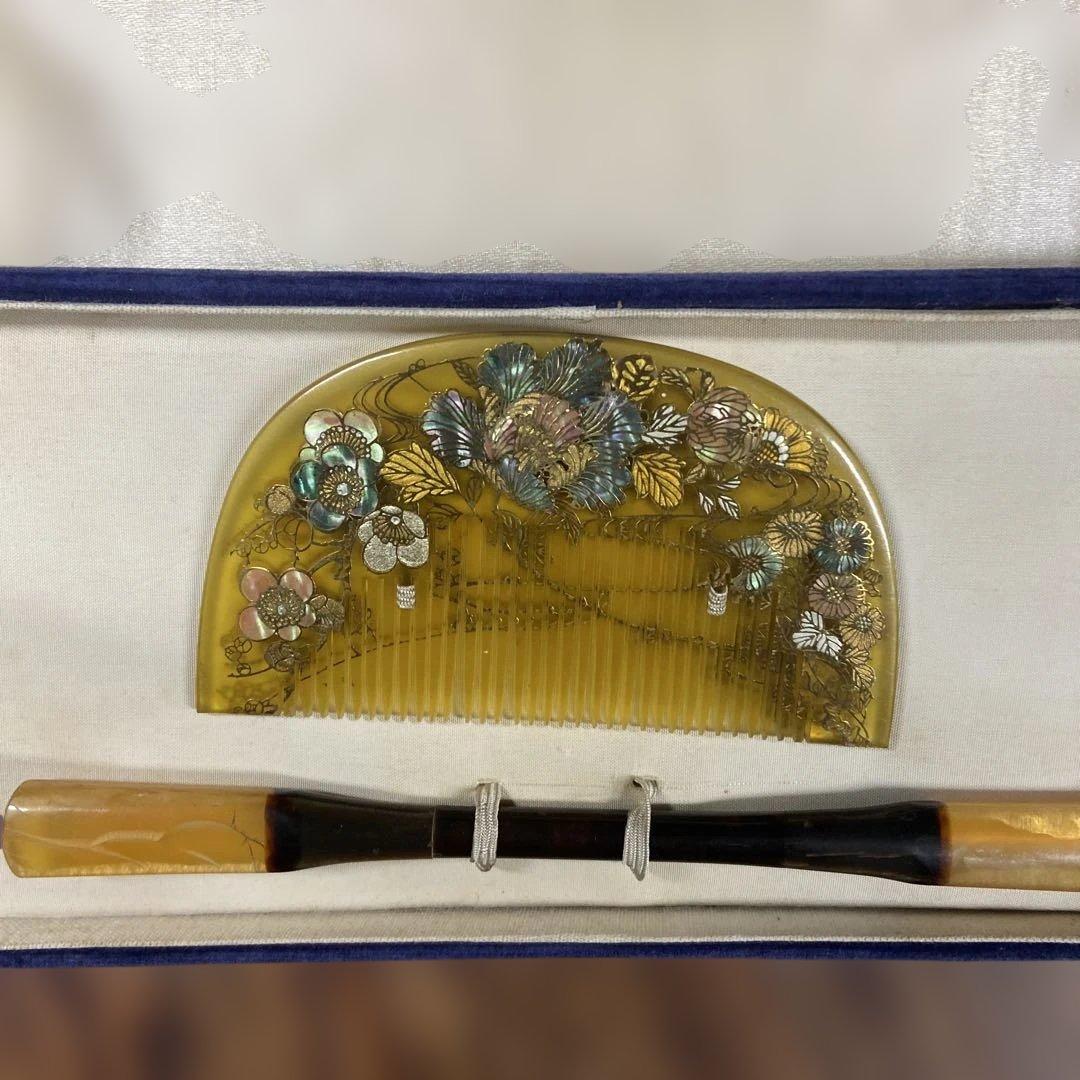 ベッコウ花柄装飾の琥珀色櫛セット