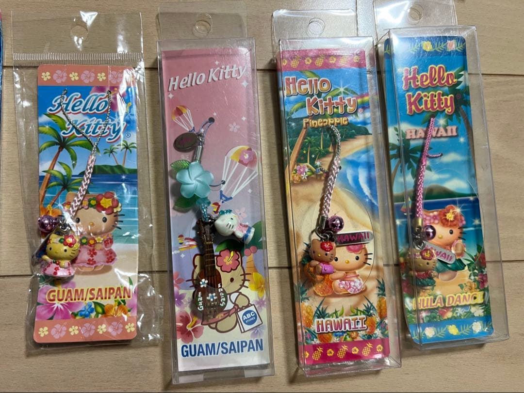 ご当地キティ　ストラップ　根付け　105点まとめ売り　日焼けキティ　ハローキティ