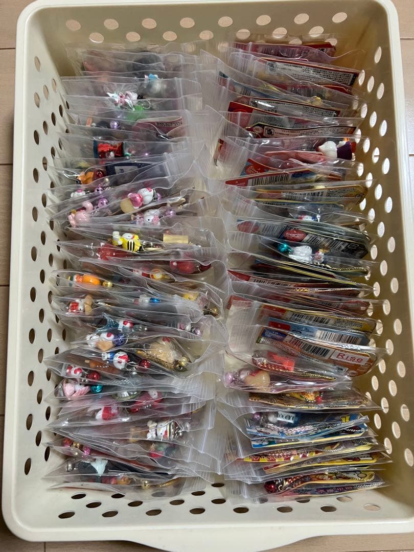 ご当地キティ　ストラップ　根付け　105点まとめ売り　日焼けキティ　ハローキティ