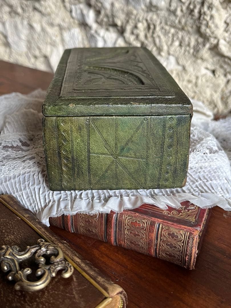 ◆フランスアンティーク｜ハンドメイド型押し革の木箱レザー小箱、緑モスグリーン茶