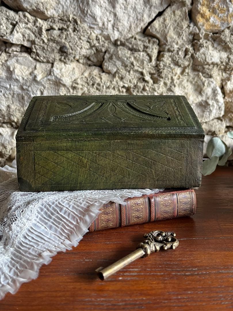 ◆フランスアンティーク｜ハンドメイド型押し革の木箱レザー小箱、緑モスグリーン茶
