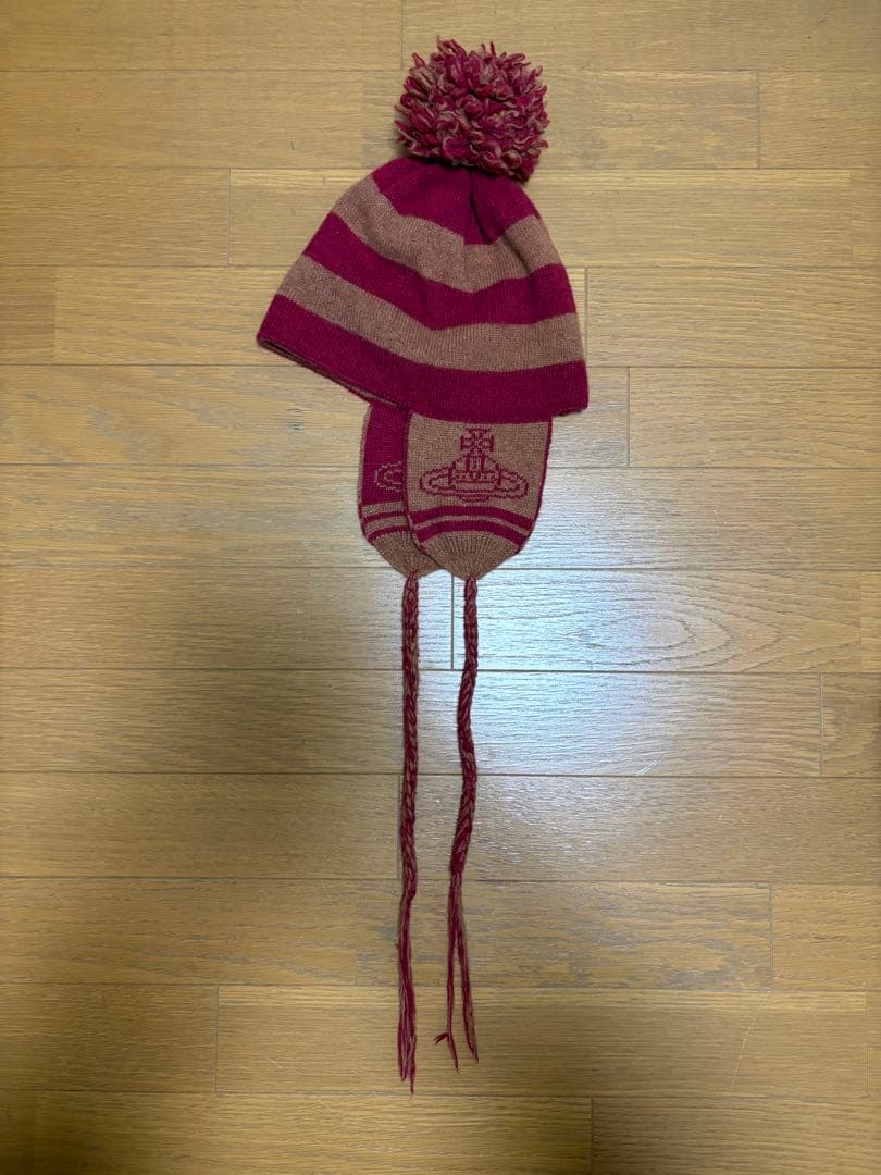 【値下げ中】VivienneWestwood赤系耳当て付きニット帽 ポンポン