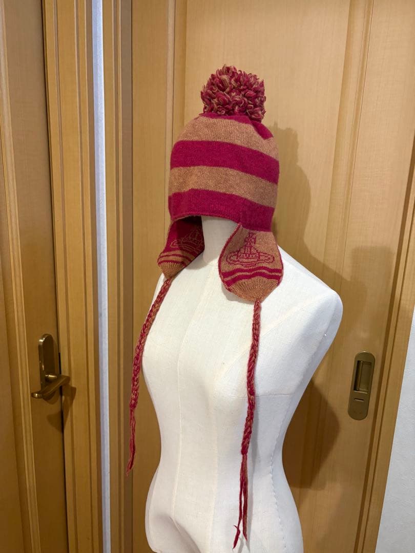 【値下げ中】VivienneWestwood赤系耳当て付きニット帽 ポンポン