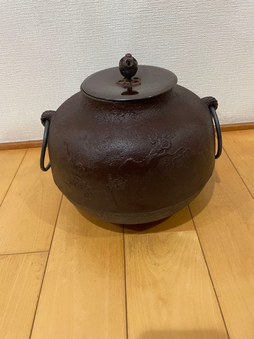 茶釜です。箱付きです。希望があれば風炉と一緒に販売します