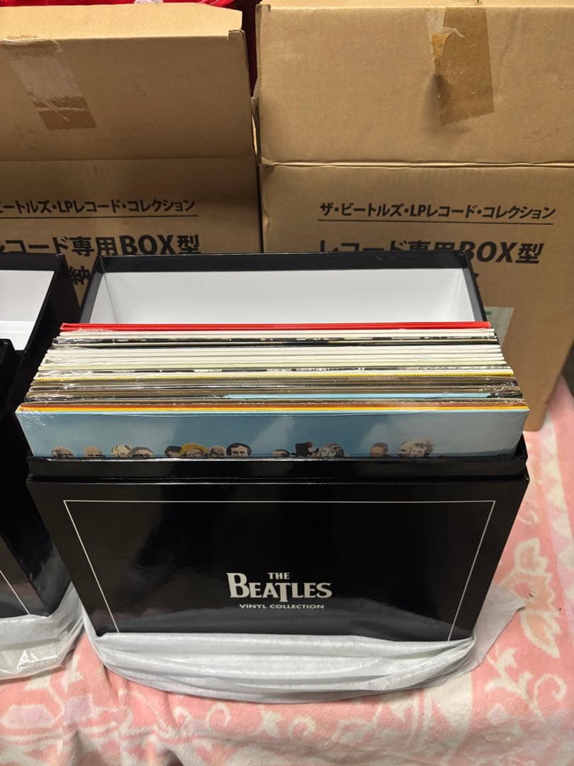 The Beatles レコードボックス 未開封と盾とプレート５枚