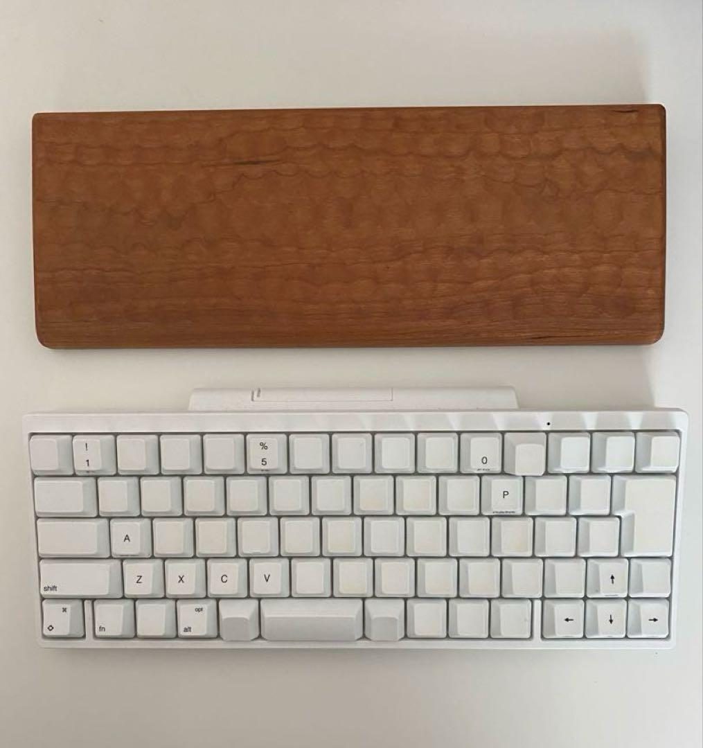 ホワイトキーボードとウッドパームレスト